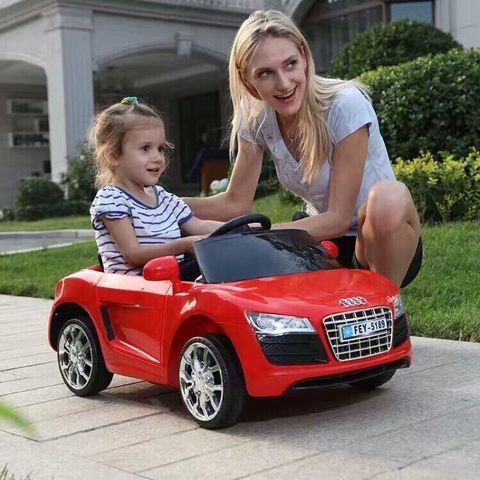 Xe ô tô điện trẻ em FEY 5189 có 3 màu đỏ, trắng, hồng.